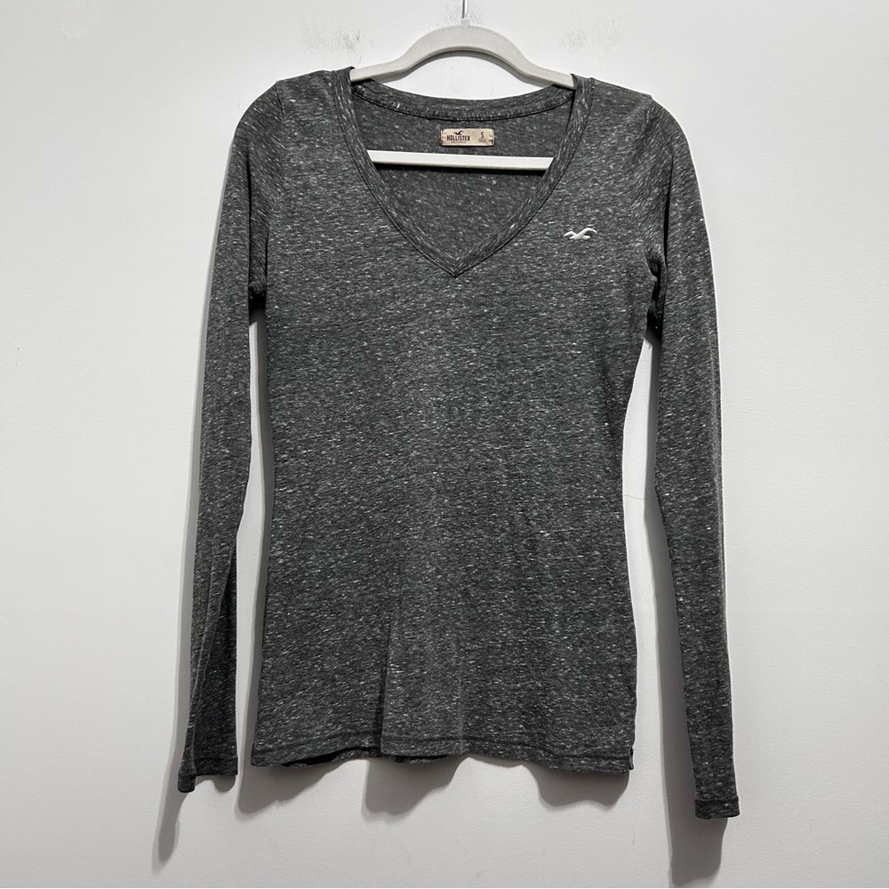 Hollister Women’s Gray Long Sleeves V-Neck Top
